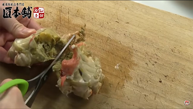 肩肉を半分に切っている所